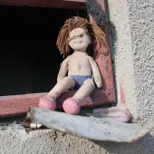 Muñeco de un niño en situación de pobreza