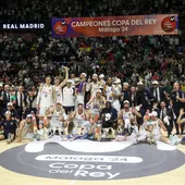 Los jugadores del Real Madrid celebran con la copa la victoria ante el Barça, proclamandose campeones de la Copa del Rey de baloncesto Los jugadores del Real Madrid celebran con la copa la victoria ante el Barça, proclamandose campeones de la Copa del Rey de baloncesto