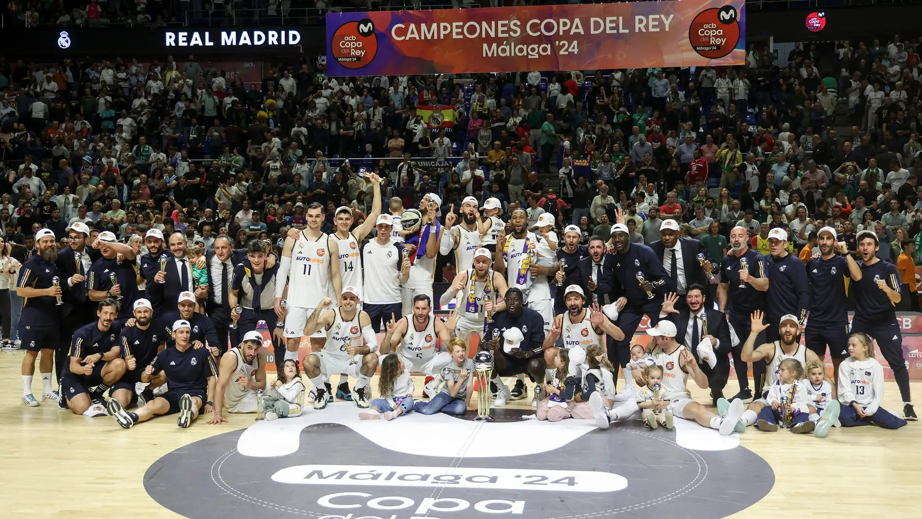 Los jugadores del Real Madrid celebran con la copa la victoria ante el Barça, proclamandose campeones de la Copa del Rey de baloncesto