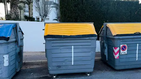 Contenedores usados de Alicante terminan en las calles de Benidorm Contenedores usados de Alicante terminan en las calles de Benidorm