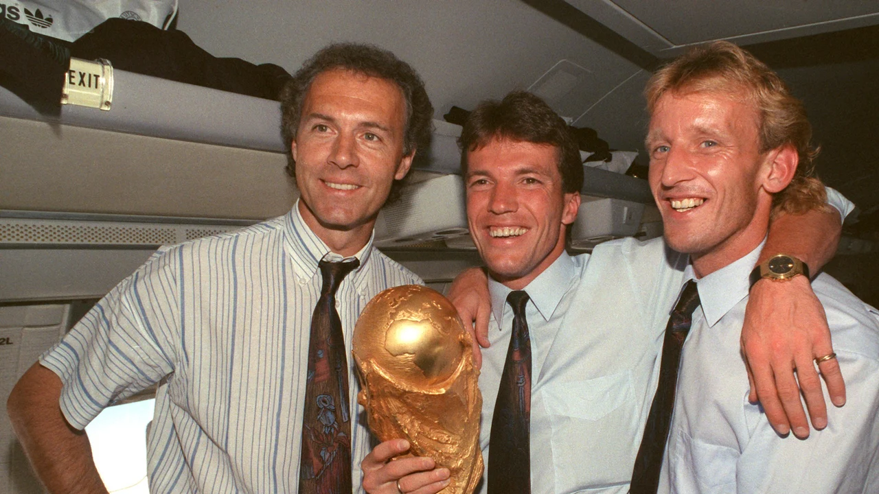 Andreas Brehme junto a Franz Beckenbauer y Lothar Matthaeus en 1990