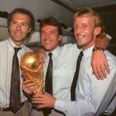 Andreas Brehme junto a Franz Beckenbauer y Lothar Matthaeus en 1990