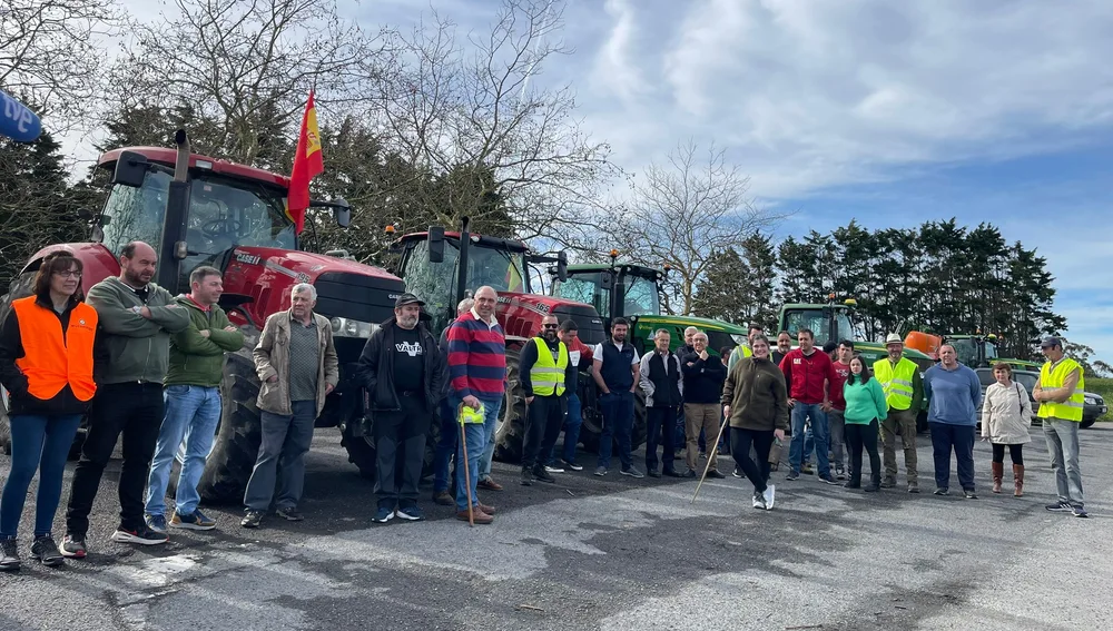 La tractorada del Occidente de ruta por Castropol, les apoyaron integrantes del PP de la comarca. La tractorada del Occidente de ruta por Castropol, les apoyaron integrantes del PP de la comarca.