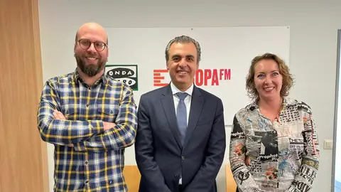 El conseller de Educación y Universidades, Antoni Vera, junto a los periodistas de Onda Cero Martí Rodríguez y Elka Dimitrova El conseller de Educación y Universidades, Antoni Vera, junto a los periodistas de Onda Cero Martí Rodríguez y Elka Dimitrova