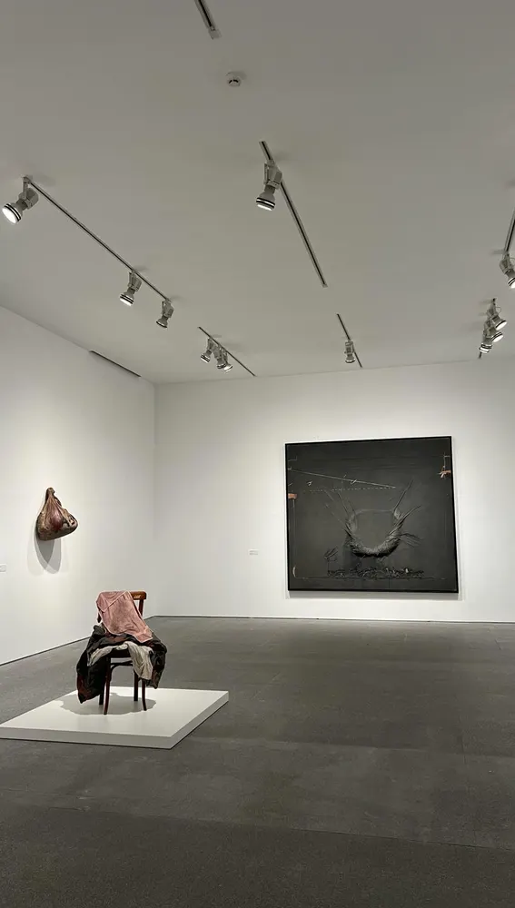 Parte de la exposición de Tàpies