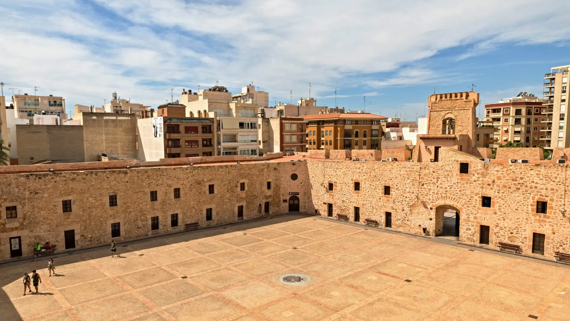 Vista del Patio de Armas del Castillo-Fortaleza de Santa Pola. 