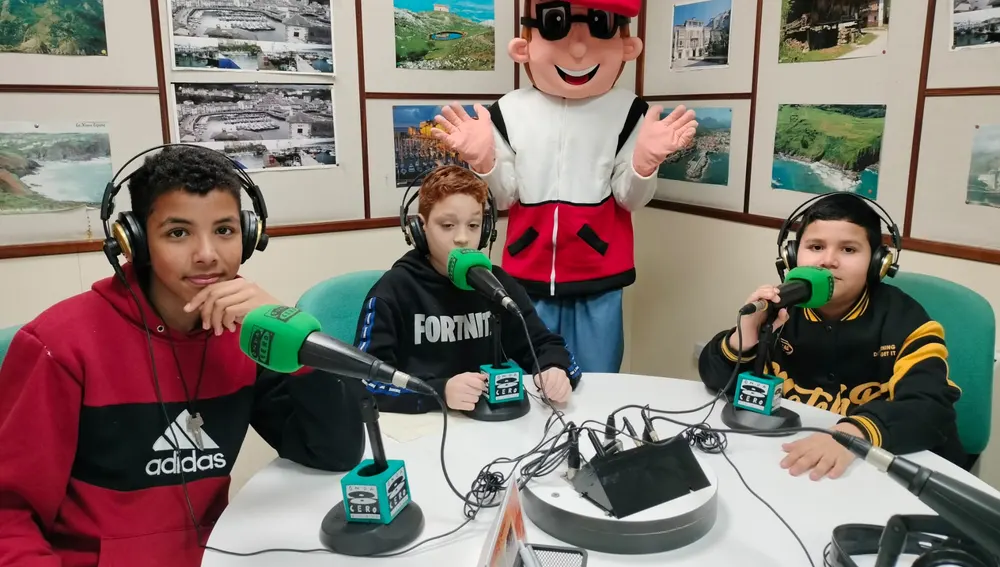 Alumnos del programa "Promoción del éxito escolar" de visita por Onda Cero. Alumnos del programa "Promoción del éxito escolar" de visita por Onda Cero.