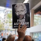 Un cartel del activista Assange durante una concentración por la libertad de Julian Assange en el Día de Solidaridad Internacional con Julian Assange.