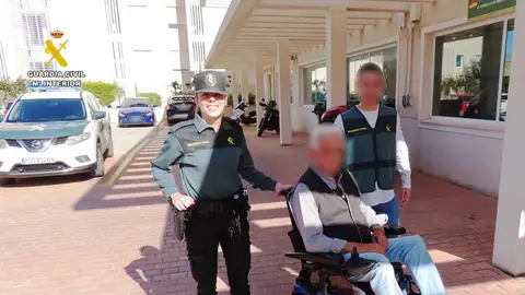La Guardia Civil devuelve a su dueño la silla robada La Guardia Civil devuelve a su dueño la silla robada