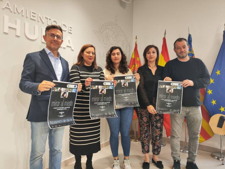 Este jueves llega al Teatro Circo ‘Mirar al miedo’, el documental con la historia de Marta, la joven oriolana que ha superado varias encefalitis Este jueves llega al Teatro Circo ‘Mirar al miedo’, el documental con la historia de Marta, la joven oriolana que ha superado varias encefalitis