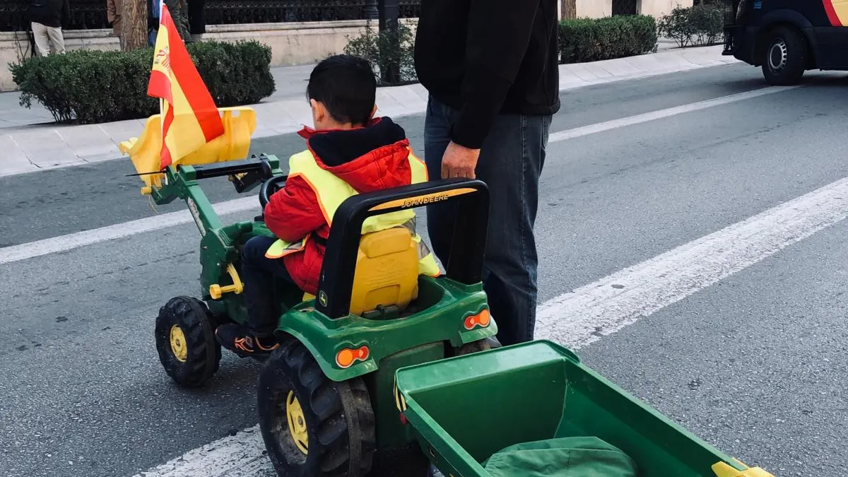 PROTESTAS AGRARIAS Agricultores y ganaderos cortan la Gran Vía