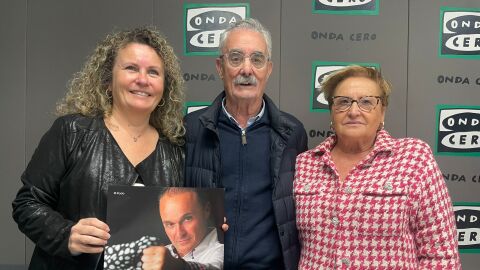 Cristina Fern&aacute;ndez junto a los padres de Juan Lloria, Juan y Mari. 