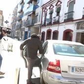 El párroco de Don Benito detenido por tráfico de drogas sube a un coche tras quedar en libertad provisional