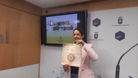 Cristina Galán con la Carta Puebla de Ciudad Real