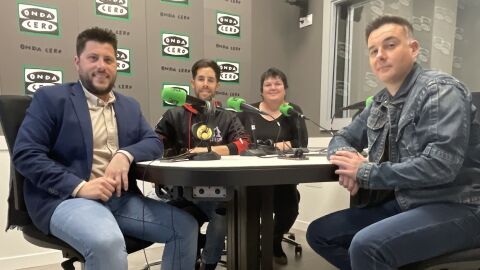 Jaime Santamaría, edil de Seguridad Cidudadana de la Vila Joiosa, José Ángel, Oficial de la Unidad Canina de la Policía Local vilera y Carlos Castaños, adiestrador de perros. Jaime Santamaría, edil de Seguridad Cidudadana de la Vila Joiosa, José Ángel, Oficial de la Unidad Canina de la Policía Local vilera y Carlos Castaños, adiestrador de perros.