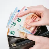 cartera con dinero cartera con dinero