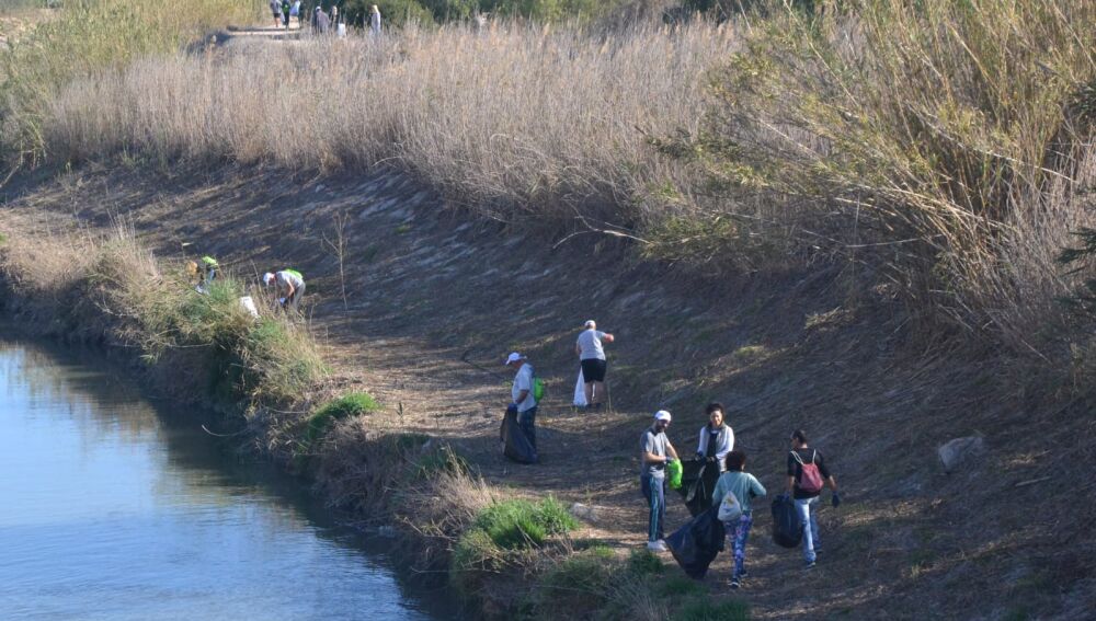 Los voluntarios recibieron antes de comenzar la recogida de basura materiales para realizar la actividad como guantes, mochilas, gorras, pinzas y agua