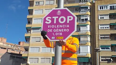 El Ayuntamiento de Elda ha completado una red local de señalética contra la violencia de género. El Ayuntamiento de Elda ha completado una red local de señalética contra la violencia de género.