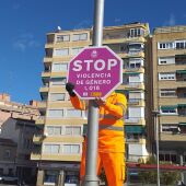 El Ayuntamiento de Elda ha completado una red local de señalética contra la violencia de género.