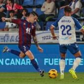 Álex Martínez golpea un balón en el choque ante el Tenerife.