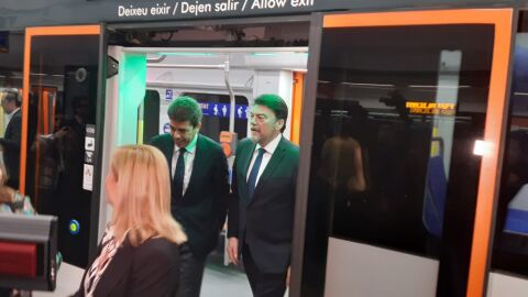 Carlos Maz&oacute;n y Luis Barcala en la estaci&oacute;n de Luceros del TRAM