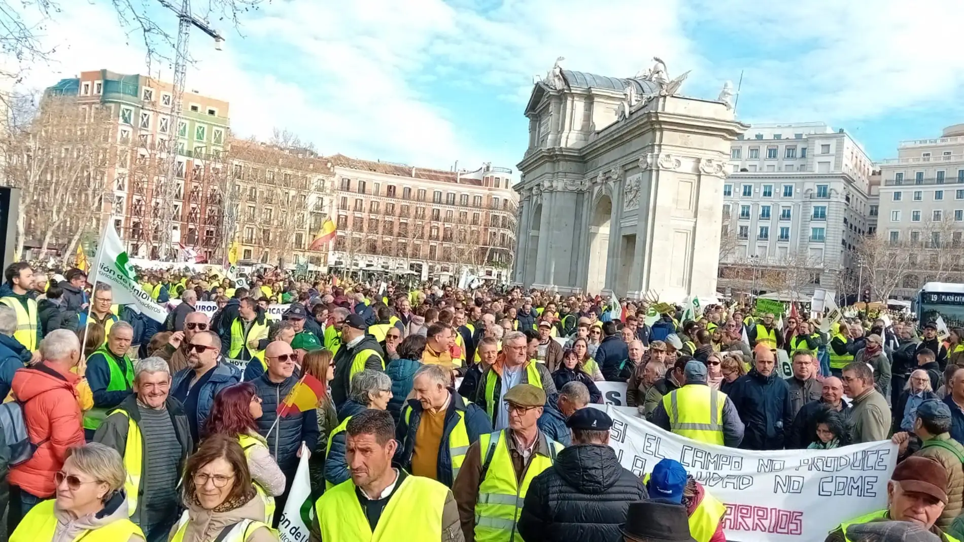200 agricultores y ganaderos castellonenses se unen a la gran tractorada en Madrid 