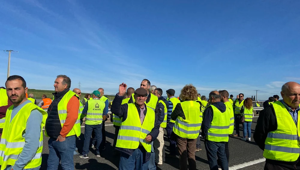 Agricultores cortando una vía en Ciudad Real en las protestas de febrero Agricultores cortando una vía en Ciudad Real en las protestas de febrero