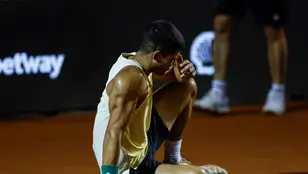 El tenista español Carlos Alcaraz lamentándose tras sufrir una lesión en su tobillo derecho durante el Abierto de Río de Janeiro