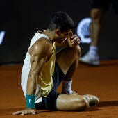 El tenista español Carlos Alcaraz lamentándose tras sufrir una lesión en su tobillo derecho durante el Abierto de Río de Janeiro