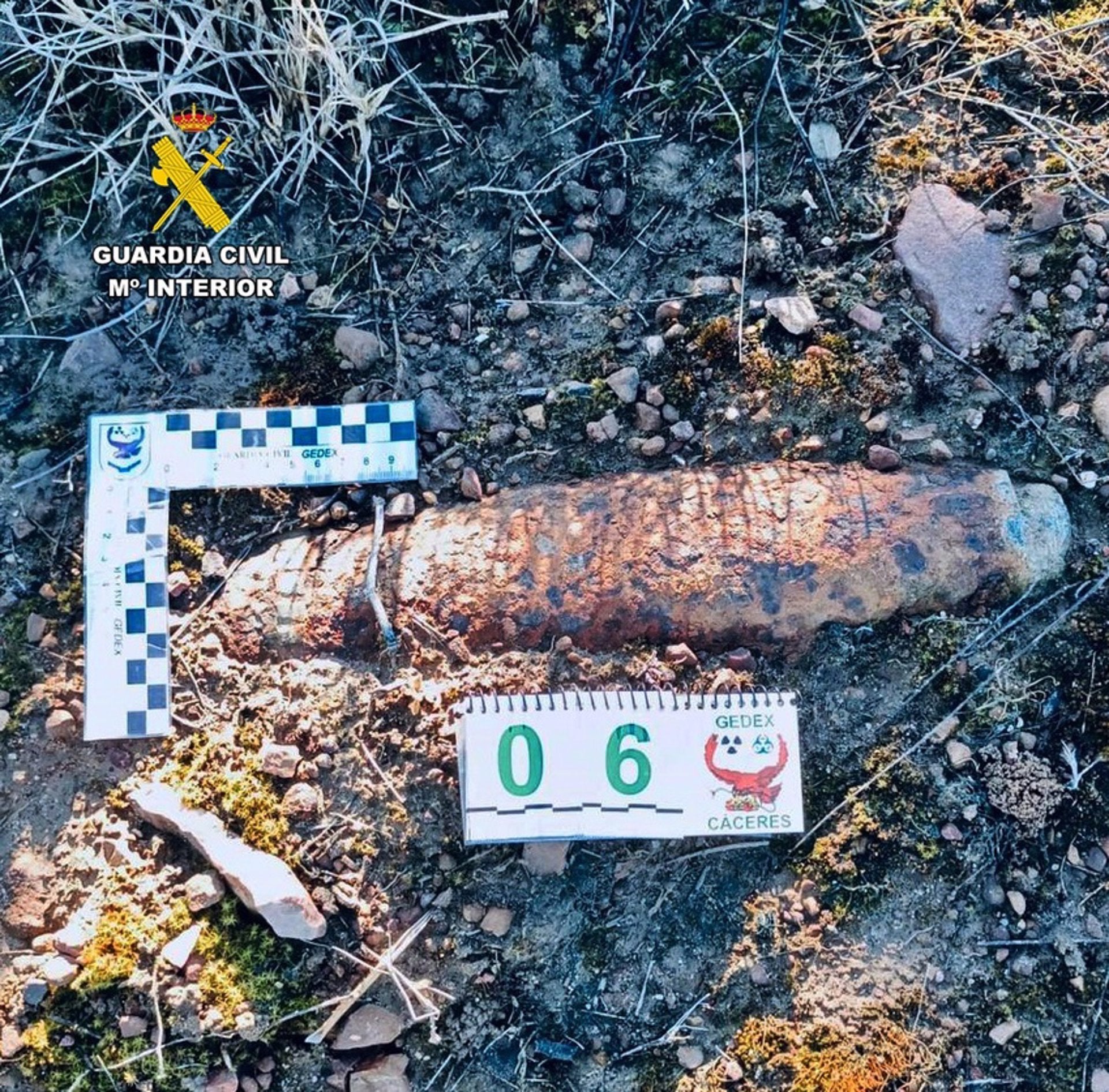 La Guardia Civil desactiva un proyectil de artillería de la Guerra Civil hallado en un olivar de Zarza Capilla La Guardia Civil desactiva un proyectil de artillería de la Guerra Civil hallado en un olivar de Zarza Capilla