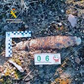 La Guardia Civil desactiva un proyectil de artillería de la Guerra Civil hallado en un olivar de Zarza Capilla