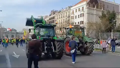 Los primeros tractores llegan a la Puerta de Alcalá Los primeros tractores llegan a la Puerta de Alcalá