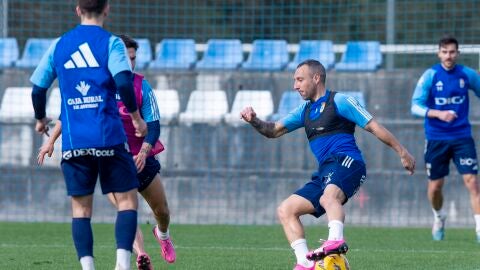 21-2 Santi Cazorla controla un balon en el entrenamiento de hoy en El Requex&oacute;n