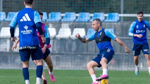 21-2 Santi Cazorla controla un balon en el entrenamiento de hoy en El Requexón 21-2 Santi Cazorla controla un balon en el entrenamiento de hoy en El Requexón