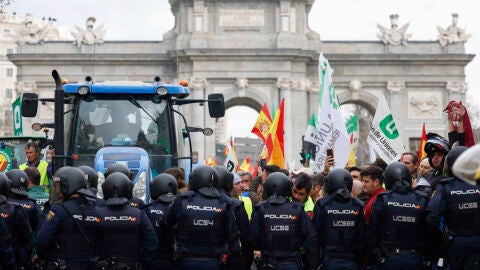 Agentes de la Polic&iacute;a Nacional en la Puerta de Alcal&aacute; de Madrid, ante los agricultores/ EFE/ Mariscal