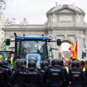 Agentes de la Policía Nacional en la Puerta de Alcalá de Madrid, ante los agricultores 