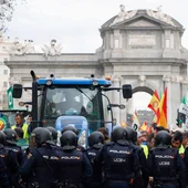 Agentes de la Policía Nacional en la Puerta de Alcalá de Madrid, ante los agricultores/ EFE/ Mariscal Agentes de la Policía Nacional en la Puerta de Alcalá de Madrid, ante los agricultores/ EFE/ Mariscal