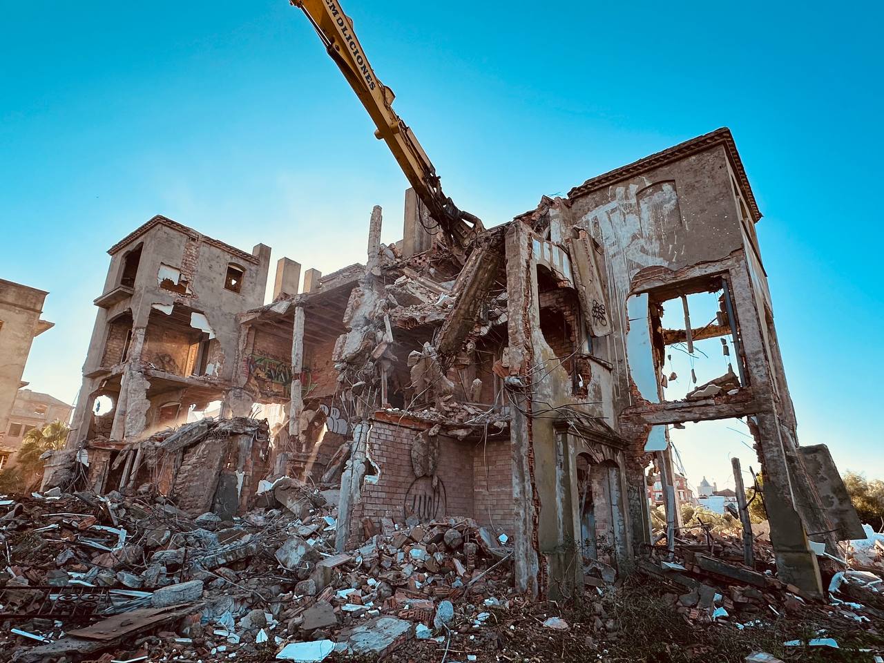 Comienza el derribo de los edificios que quedaron a medio construir en el Pueblo Marinero de Puerto Sherry Comienza el derribo de los edificios que quedaron a medio construir en el Pueblo Marinero de Puerto Sherry