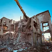 Uno de los edificios que se están derribando en Puerto Sherry Uno de los edificios que se están derribando en Puerto Sherry