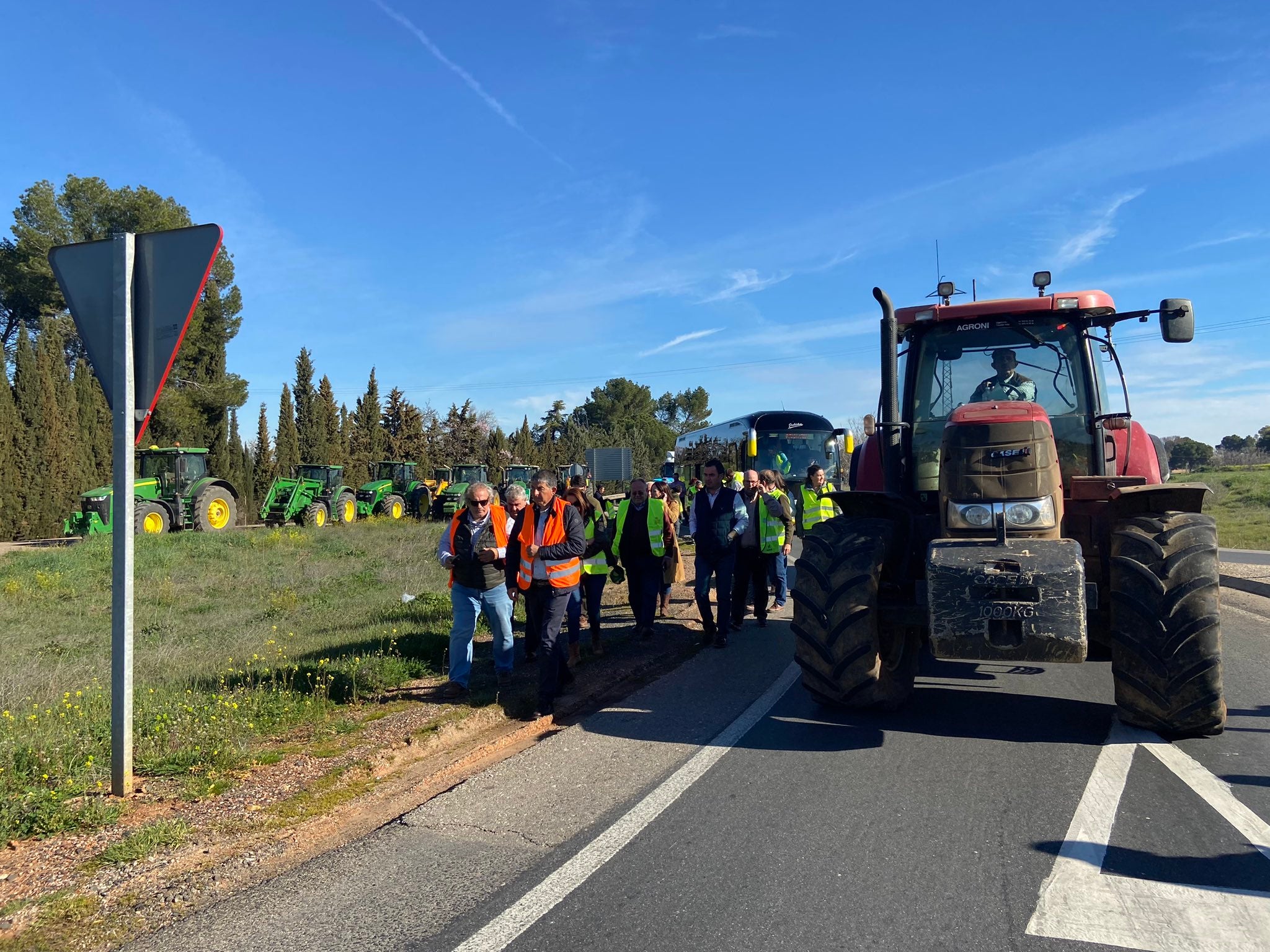 Agricultores protestan en Ciudad Real con cortes de vías y llaman a sumar fuerzas el próximo lunes Agricultores protestan en Ciudad Real con cortes de vías y llaman a sumar fuerzas el próximo lunes