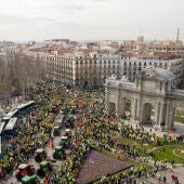Los tractores de los agricultores procedentes de diversos puntos, a su paso por la Puerta de Alcalá