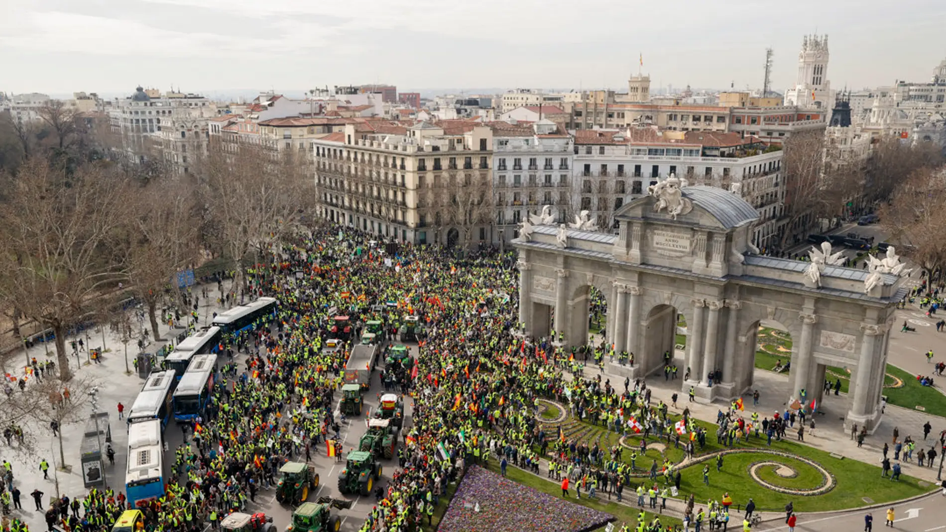 Los tractores de los agricultores procedentes de diversos puntos, a su paso por la Puerta de Alcalá/ EFE/ J P GANDUL