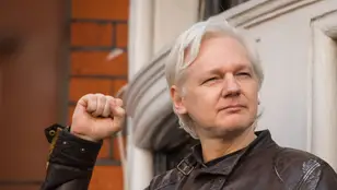 Julian Assange en el balcón de la embajada de Ecuador en Reino Unido en 2021