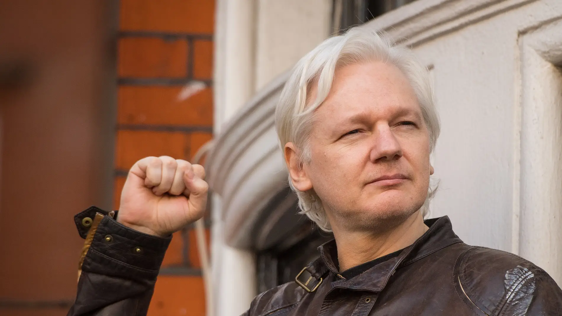 Julian Assange en el balcón de la embajada de Ecuador en Reino Unido en 2021