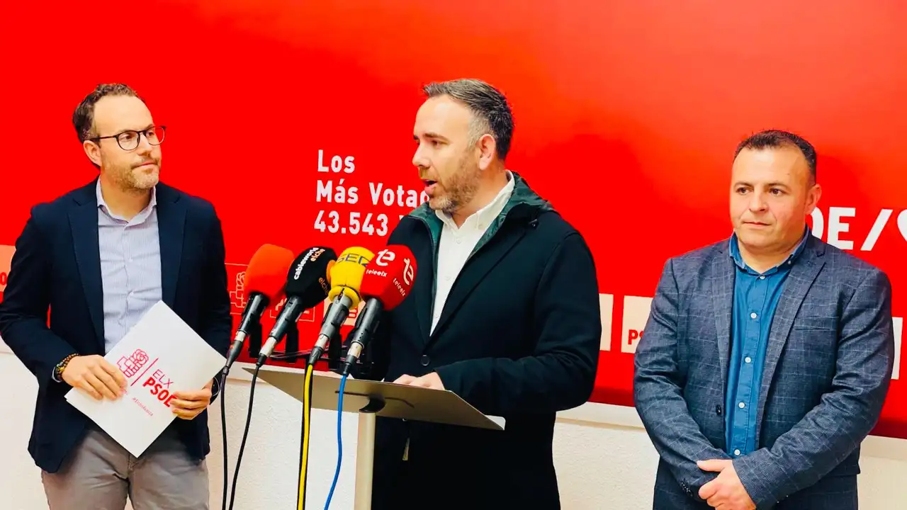 En el centro de la imagen, Rafa Simó, portavoz de Sanidad del PSPV en Les Corts. En el centro de la imagen, Rafa Simó, portavoz de Sanidad del PSPV en Les Corts.