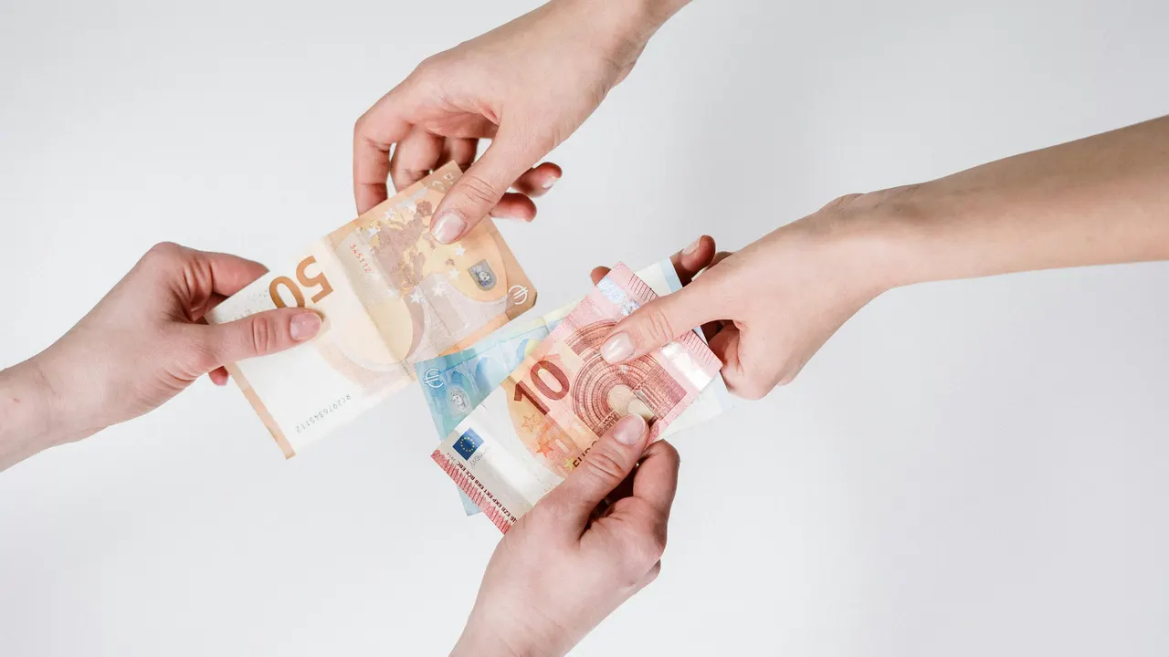 Fotografía de archivo de intercambio de dinero.