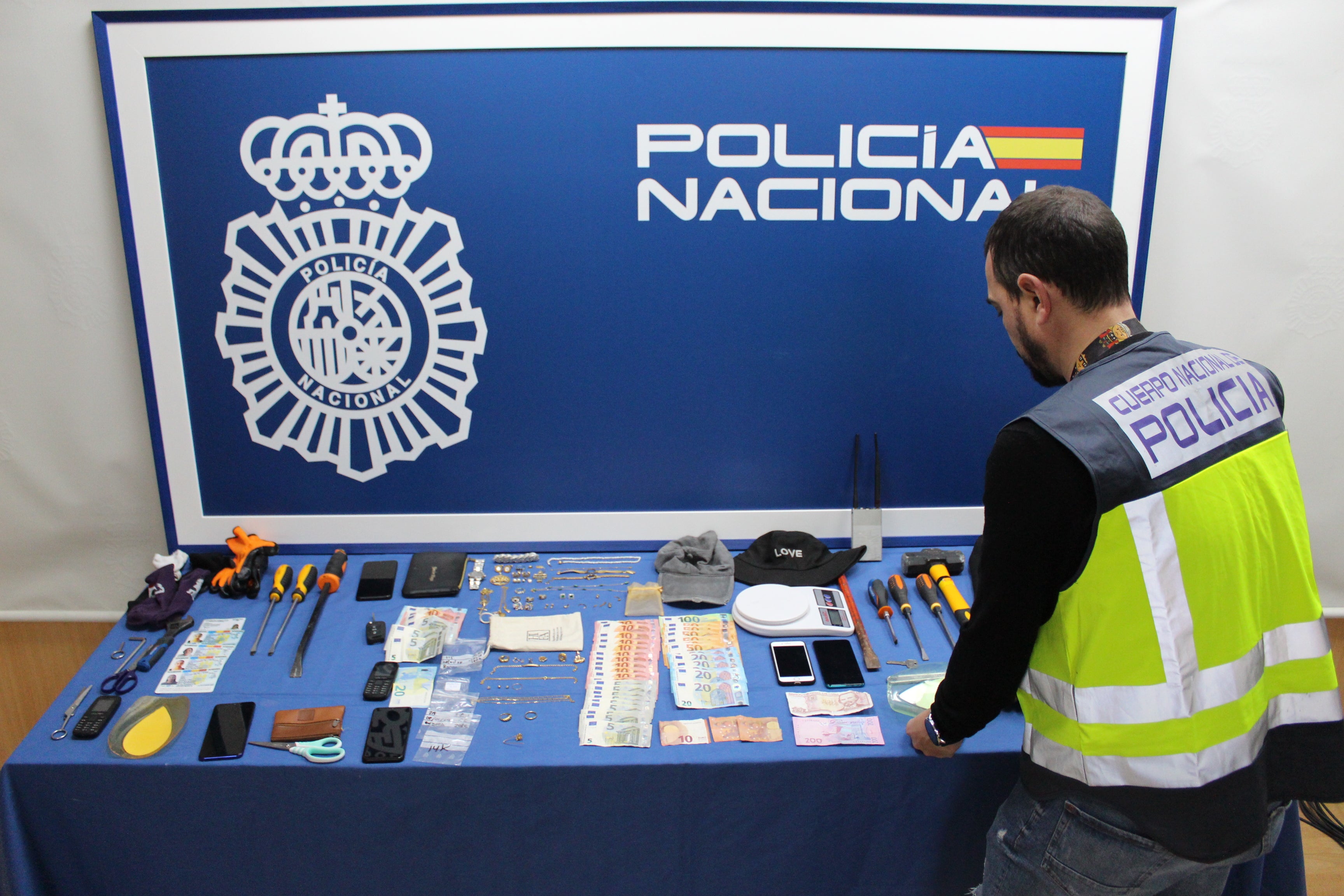 La Policía Nacional detiene a tres personas por robar en 17 viviendas de València La Policía Nacional detiene a tres personas por robar en 17 viviendas de València