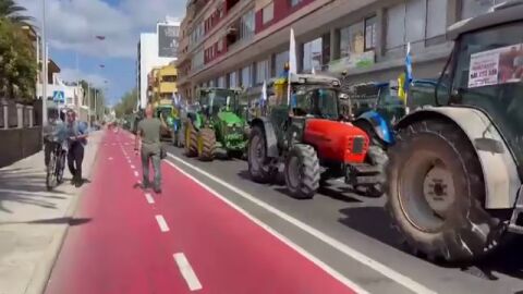 Larga cola de tractores en la calle León y Castillo a punto de llegar a la sede de la Presidencia del Gobierno de Canarias 