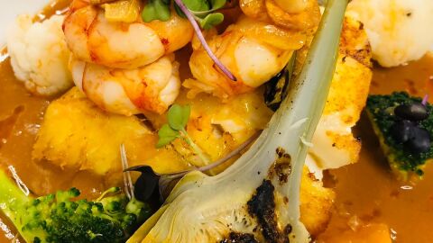BACALAO ASADO CON CREMA DE MARISCO Y VERDURAS