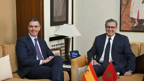 El presidente del Gobierno español, Pedro Sánchez (i), se reúne con el presidente del Ejecutivo marroquí, Aziz Ajanuch (d), en su primer viaje oficial de esta legislatura a Marruecos El presidente del Gobierno español, Pedro Sánchez (i), se reúne con el presidente del Ejecutivo marroquí, Aziz Ajanuch (d), en su primer viaje oficial de esta legislatura a Marruecos